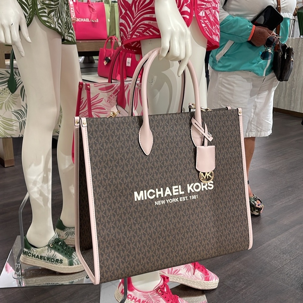 MICHAEL KORS Mirella Large Logo Tote Bag Powder Blush Signature
NWT - Picture 15 of 16